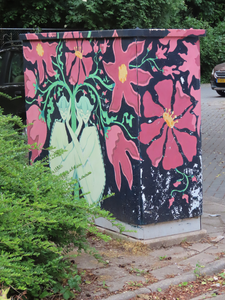 912985 Afbeelding van een in 2024 door Pam Werlotte beschilderd elektriciteitskastje op de Bokstraat te Utrecht, in het ...